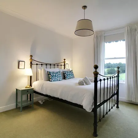 3-bed Near Harrogate, Parking & Country Views *