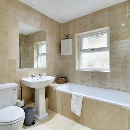 3-bed Near Harrogate, Parking & Country Views