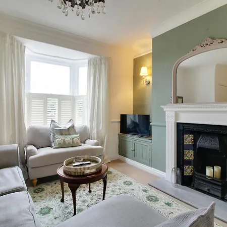 3-bed Near Harrogate, Parking & Country Views *