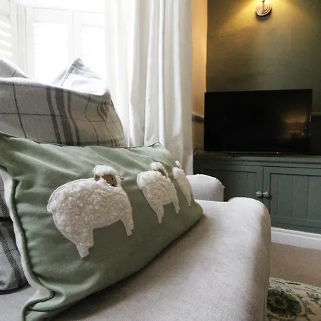 3-bed Near Harrogate, Parking & Country Views * Pannal